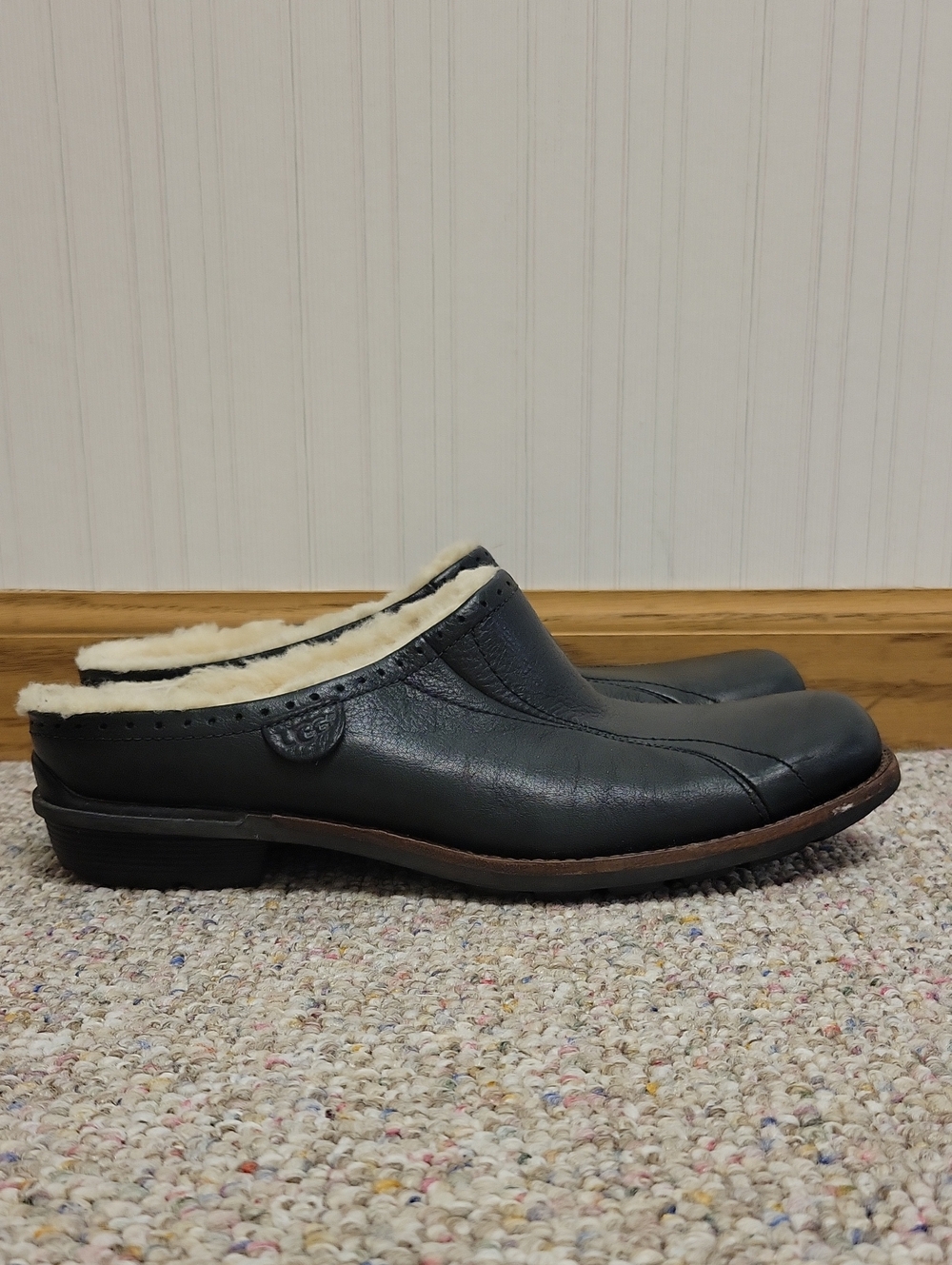 UGG Langford Black Leather Slip-On Mule with Cozy Sherpa Lining Sz 8 Fall Cozy
